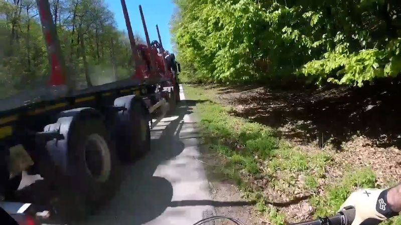 Slovenský cyklista natočil, jak ho o centimetry minul rozjetý kamion